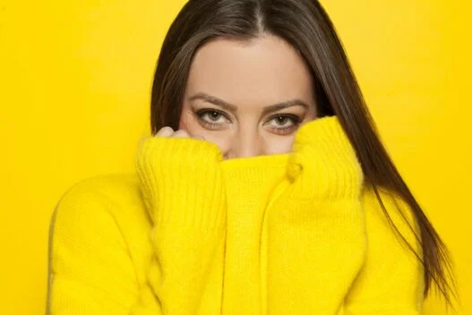 Kvinde i langærmet bluse