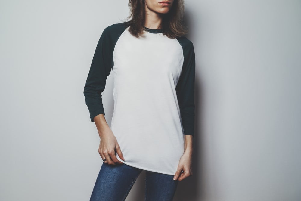 Kvinde i t-shirt med lange ærmer